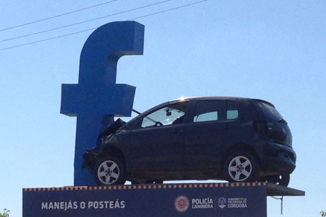 ¿Manejas o mensajeas? La campaña de seguridad vial que impacta las redes