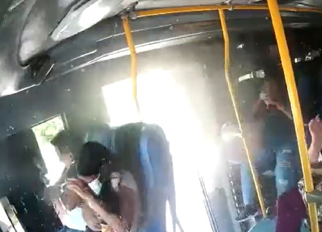 Pieza mecánica se desprendió de un camión y atravesó panorámico de un bus en La Cordialidad | CDA Converry, Manizales
